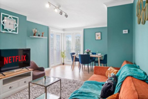 Entire 2 Bedroom Luxury Apartment with Free Parking
